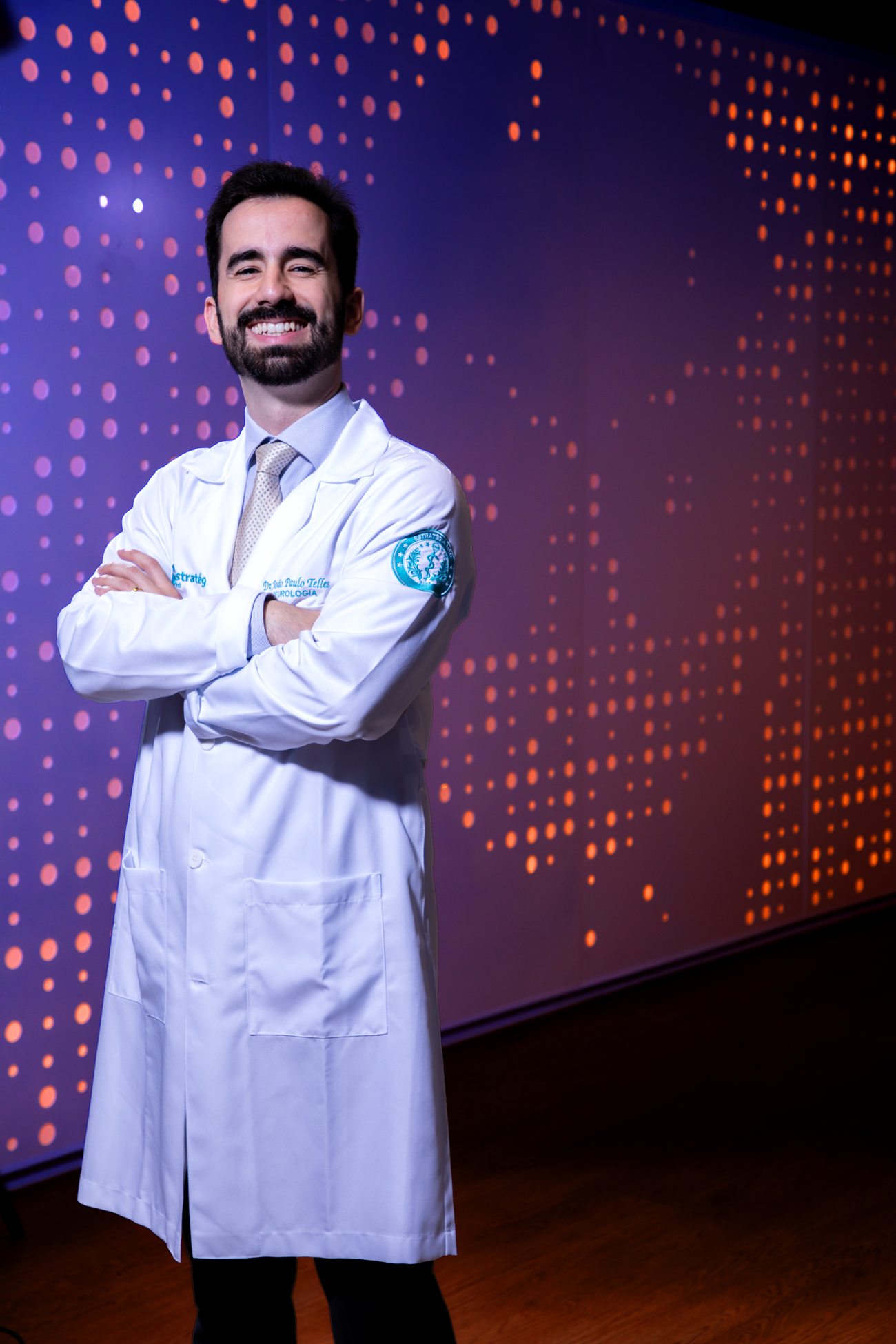 Dr. João Paulo Telles, neurologista, sorrindo de jaleco branco